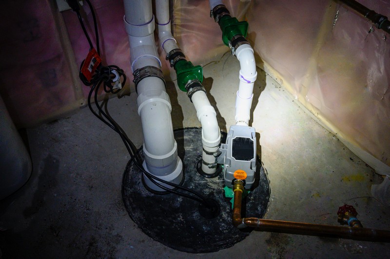 Sump,Pump,Manhole,With,Water,Backup,Viewed,With,A,Flashlight
